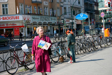 Berlin - Eine Frau Verteilt prospekten von Zeugen Jehova