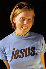 Gotha  Deutschland  junge Christin mit einem T-Shirt mit der Aufschrift jesus