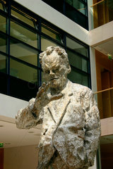 SPD Parteizentrale. Willy Brandt Skulptur
