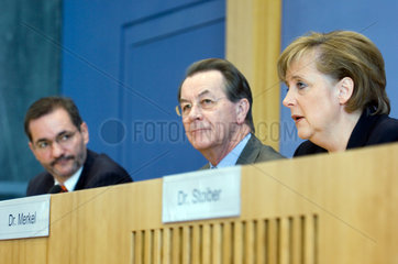 Platzeck und Muentefering (beide SPD) und Merkel (CDU)  Berlin