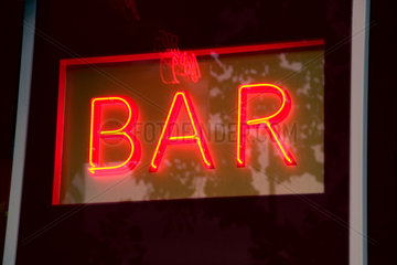 Berlin  Deutschland  Leuchtreklame einer Bar