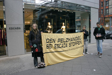 Protest gegen den Pelzhandel bei Escada