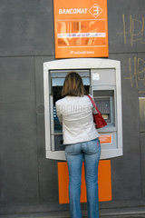 Frau vor eine Bancomat der Unicredit Banca
