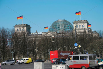 Deutsche Fahnen auf dem Reichstag