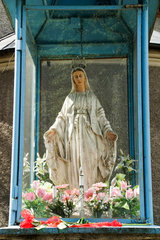 Swinemuende  Polen  Madonnen-Statue vor einer Kirche