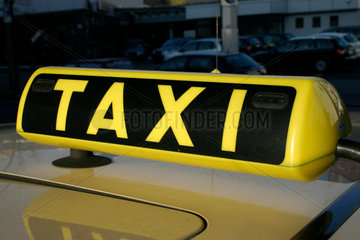 Leuchtendes Taxischild