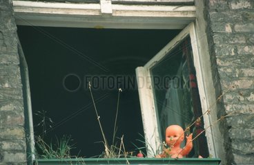Puppe auf einem Fensterbrett
