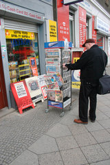 Zeitungen Angebot vor ein Kiosk