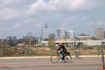 Fahrradfahrerin auf dem Warschauer Bruecke