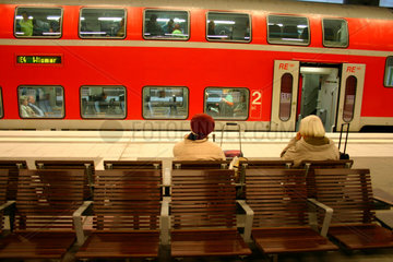 Sitzbanken im Berliner Hauptbahnhof