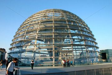 Besucher in dem Reichstagskuppel