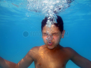 Du Bois  USA  Junge in einem Schwimmbad unter Wasser