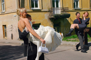 Lithuania. Vilnius. Hochzeitspaar auf eine Bruecke