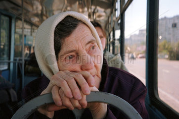 Alte Frau in einer Strassenbahn