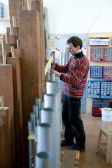 Meiningen  Deutschland  Orgelbauer in seiner Werkstatt