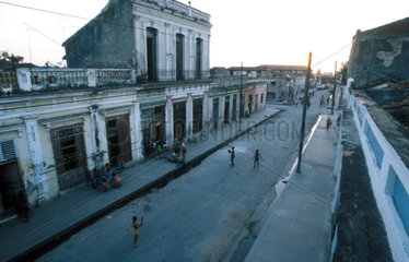 Am Abend spielen Menschen in Kuba auf der Strasse