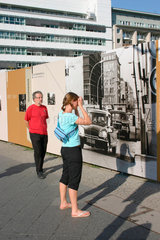 Berlin - Infotafeln ueber die Geschichte der Berliner Mauer am Checkpoint Charlie