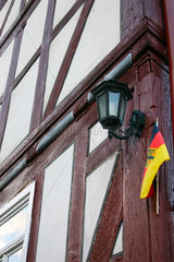Deutsche Fahne an einem Fachwerkhaus
