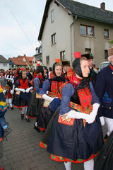 900 Jahre Willingshausen. Maedchen in Festtrachten bei der Schwaelmer Brautzug