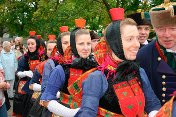 900 Jahre Willingshausen. Maedchen mit Rotkaeppchen bei der Schwaelmer Brautzug
