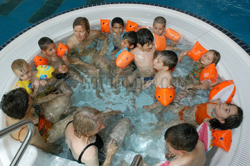 Kinder im Whirlpool