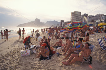 Menschen am Badestrand Ipanema in Rio de Janeiro