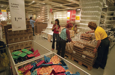 Menschen in einem Ikea-Einkaufszentrum in Spanien