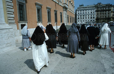 Nonnen auf einer Pilgerfahrt durch Rom