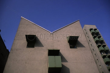 DEU  Berlin  10.08.1997 -- Ansicht eines Wohnhauses gegen blauen