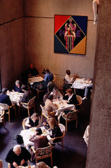 Besucher essen im Restaurant des Whitney Museum