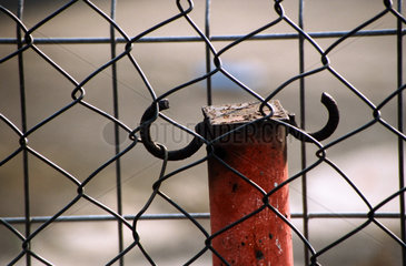 Ansicht eines Pfeilers hinter einem Zaun