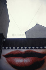 DEU  Berlin  08.08.1997 -- Werbeplakat mit rotem Kussmund an ein