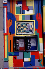 New York  Telefonzelle an einer kunstvoll bemalten Hauswand