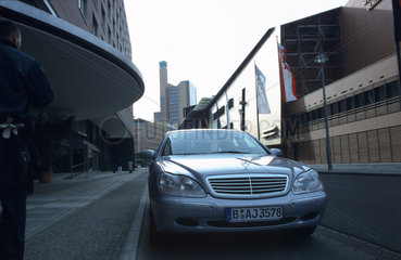 Mercedes Benz vor dem Hyatt Hotel