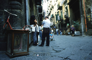 Gasse in die Altstadt von Neapel