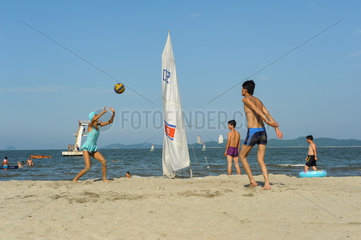 Wonsan  Nordkorea  Strandurlauber beim Ballspiel