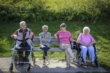 Essen  Ruhrgebiet  Deutschland  staedtebauliches Projekt Niederfeldsee  freundliche Senioren sitzen auf einer Parkbank