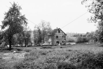 Die Gemeinde Gruorn ist ein abgegangenes Dorf auf der Schwaebischen Alb. 1939 sind die Bewohner umgesiedelt worden  weil die Gemarkung Truppenuebungsplatz wurde. Das Foto entstand bei einem der jaehrlichen Heimattreffen an Pfingsten 1984.