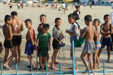 Wonsan  Nordkorea  Eine Gruppe nordkoreanischer Jungs am Strand