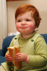 Spanien  kleines Maedchen mit einem Stueck Brot