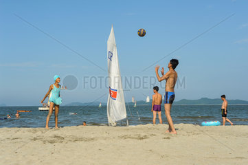 Wonsan  Nordkorea  Strandurlauber beim Ballspiel