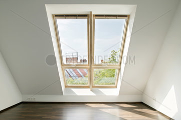Berlin  Deutschland  Raum mit Dachfenster in einem ausgebauten Dachgeschoss