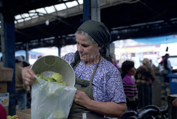 Gemueseverkaeuferin auf dem Bukarester Markt