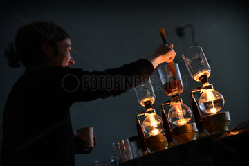 Berlin  Deutschland  Zubereitung von Filterkaffee in einem Siphongeraet im Cafe Chapter One