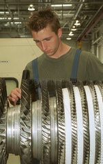 Kontrolle eines Compressor-Bauteils bei Rolls-Royce Deutschland in Dahlewitz  Brandenburg.