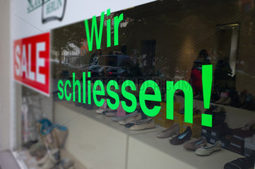Berlin  Deutschland  ein Schuhgeschaeft macht Ausverkauf wegen Schliessung