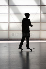 Berlin  Deutschland  Silhouette eines Jugendlichen mit Skateboard