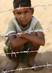 Batticaloa  Sri Lanka  Junge hinter Stacheldraht