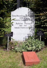 Berlin  das Ehrengrab von Hans Georg Wenzeslaus von Knobelsdorff und Antoine Pesne