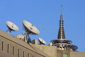 Peking  Satellitenschuesseln auf einem Dach